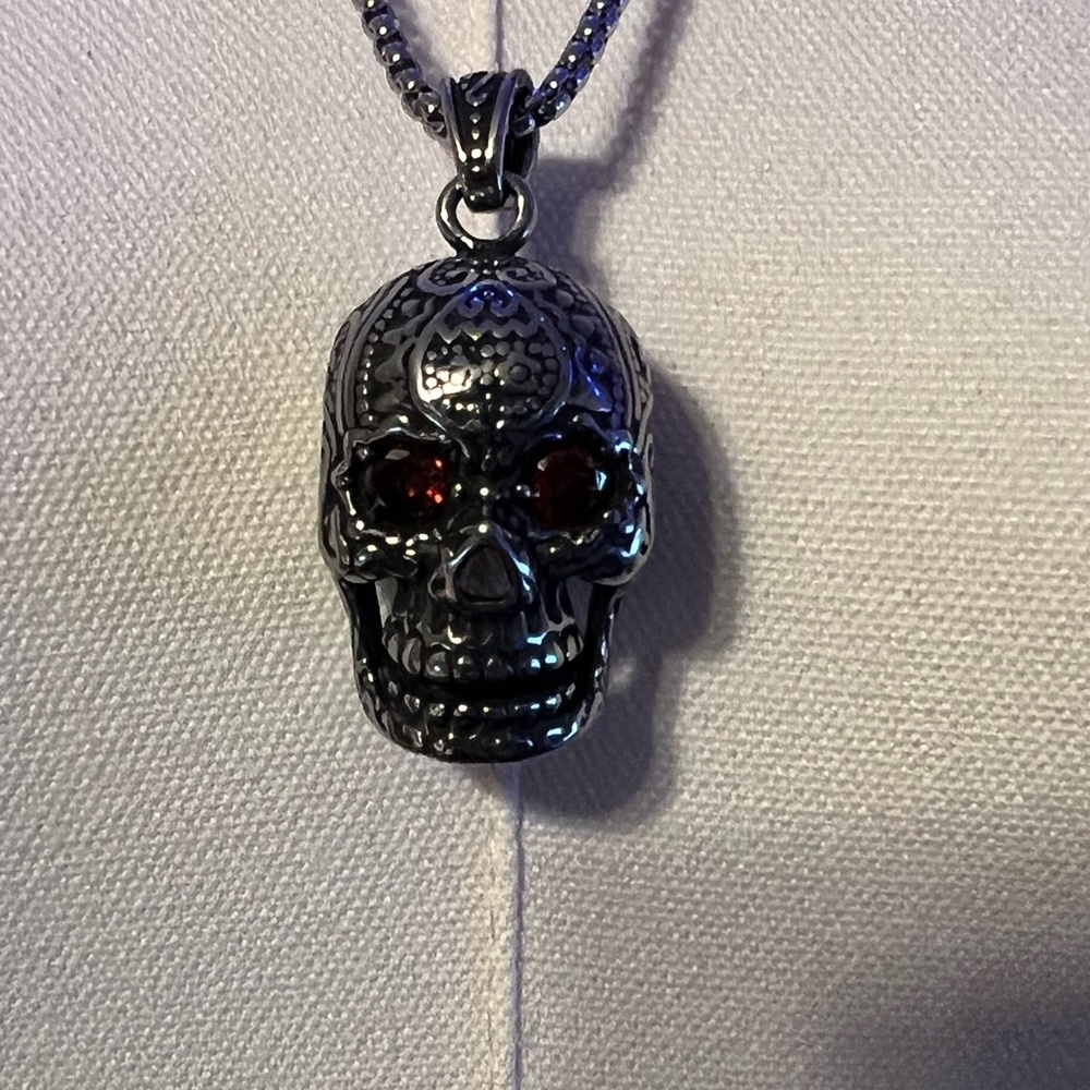 Brand New Silver Skull Pendant Necklace
